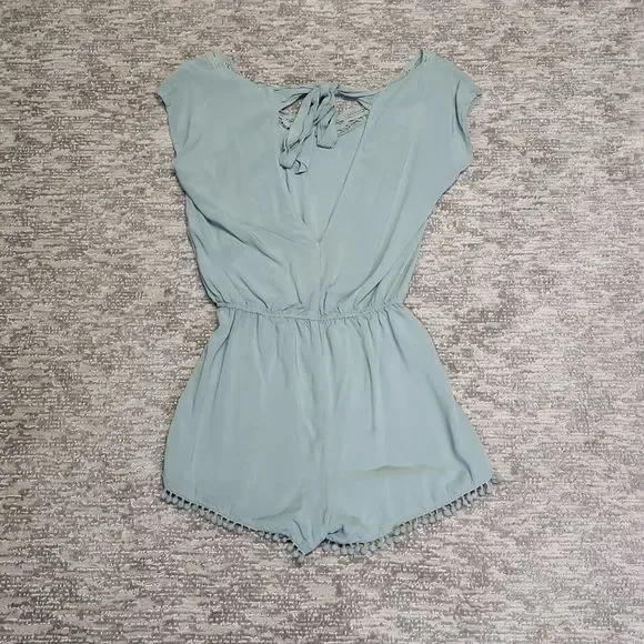 Shorts romper in sage green - Picture 10 of 12
